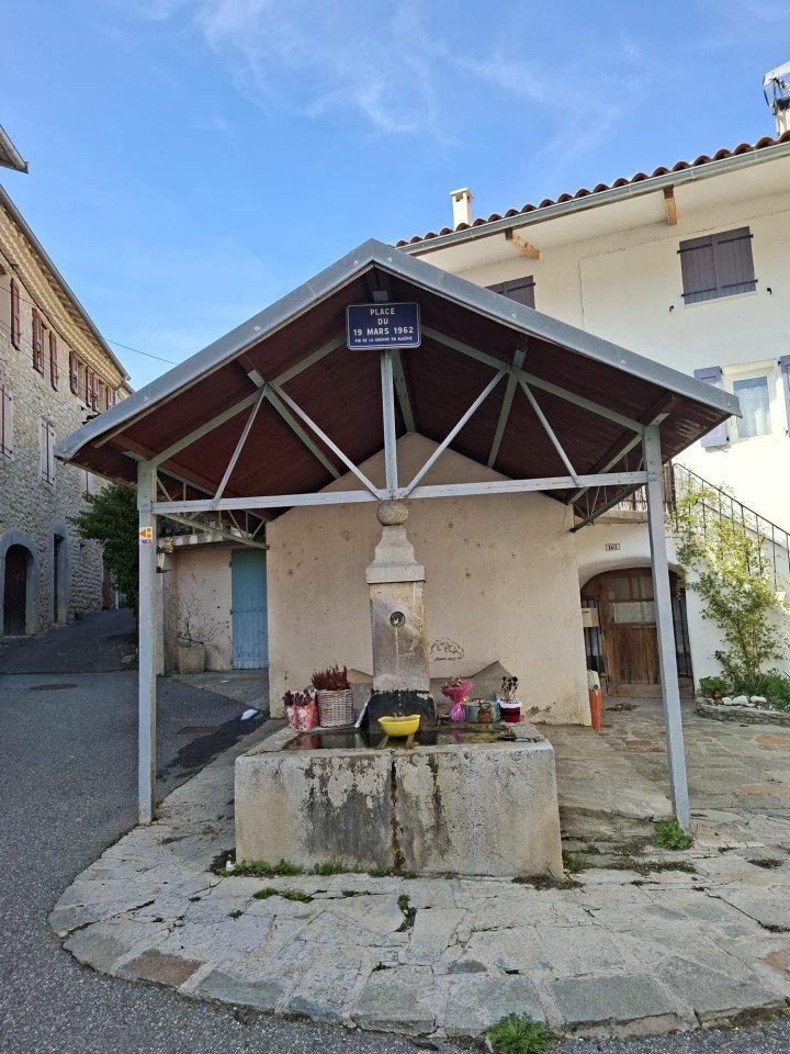 Aspremont, la fontaine du village vu par C MILLON